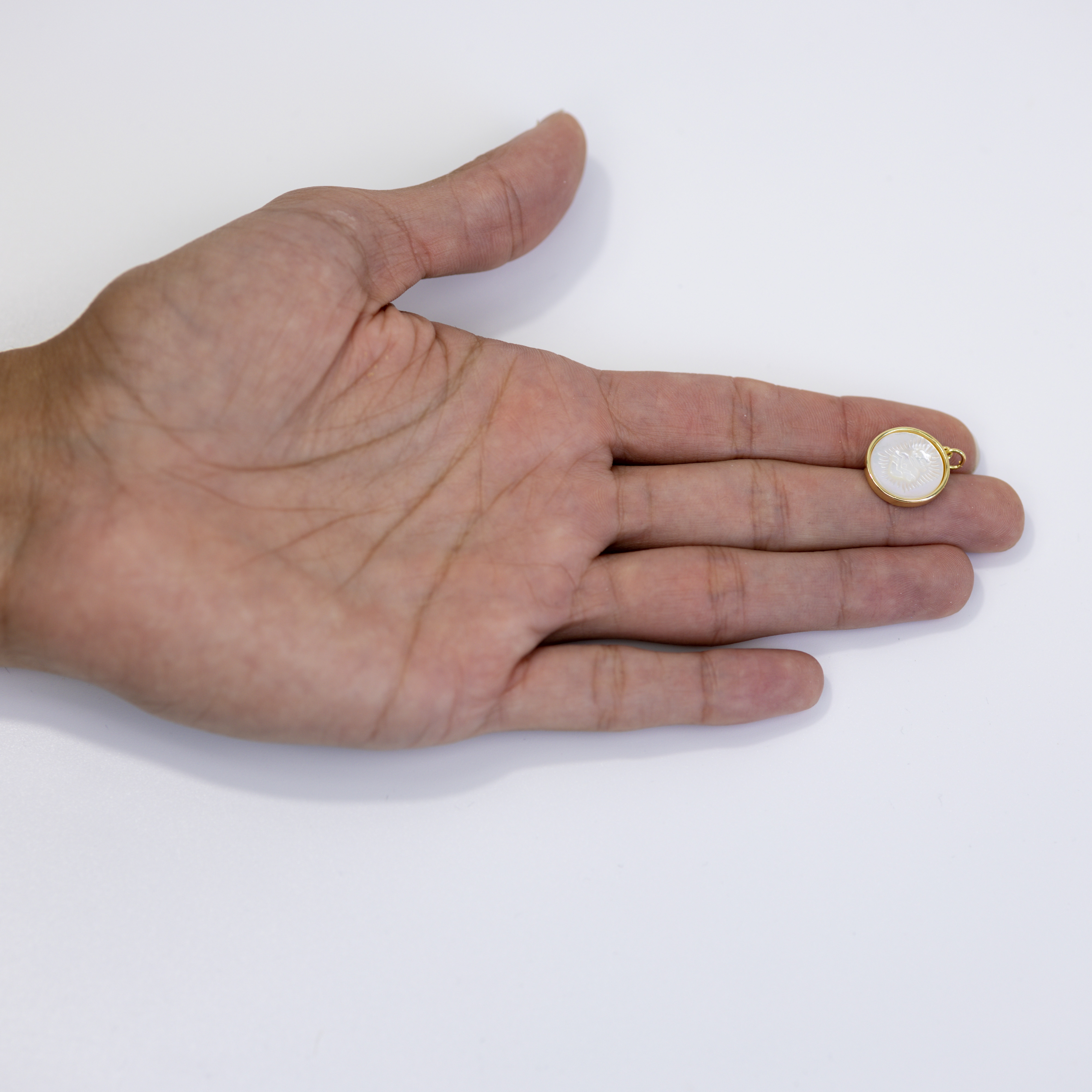 19584 Round Shell Bize Sacred Heart Pendant